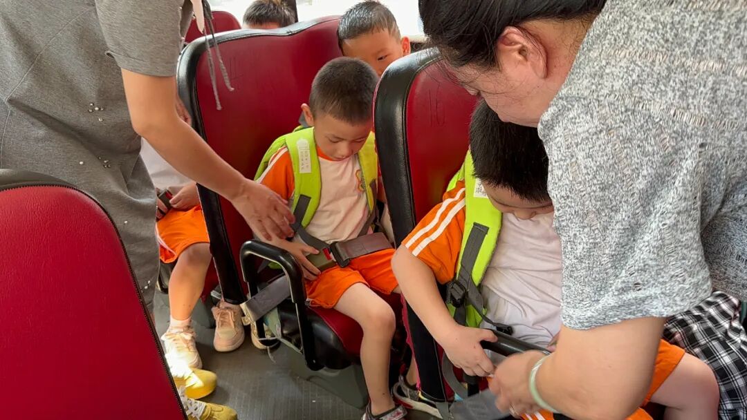 【平安校園】為愛護航，平安校車伴我行 ——石獅市恩啟頓幼兒園校車應急疏散演練