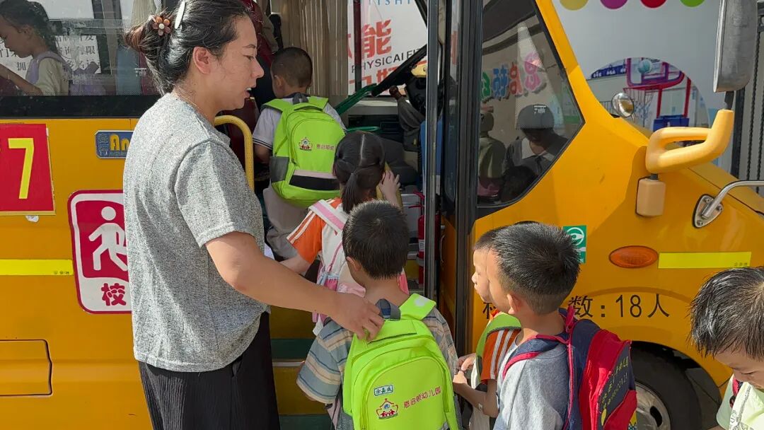 【平安校園】為愛護航，平安校車伴我行 ——石獅市恩啟頓幼兒園校車應急疏散演練