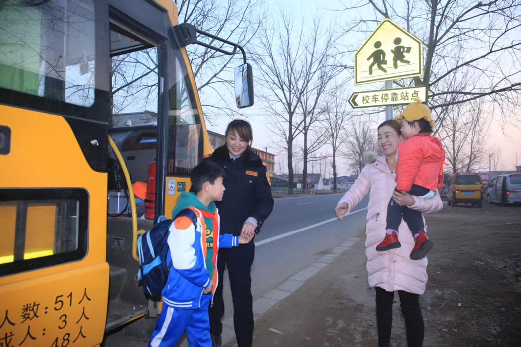 為奔跑護(hù)航，為安全加油！翔飛校車全程守護(hù)臨馬！