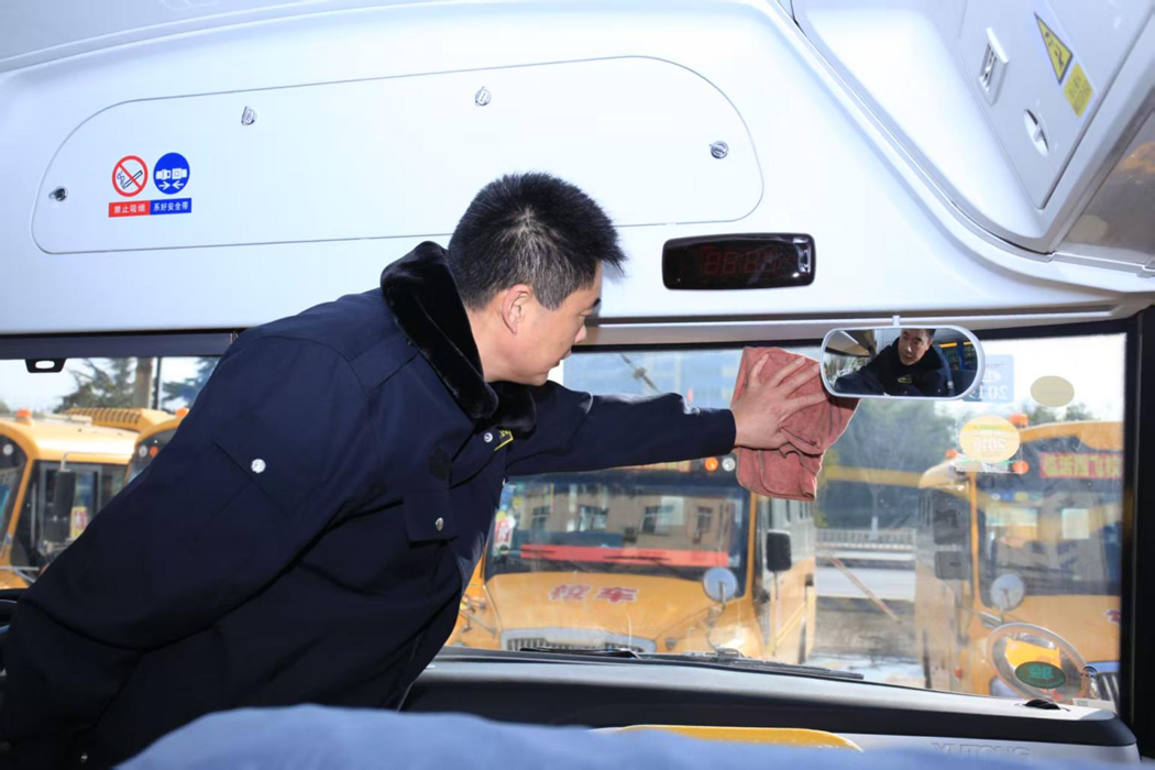 為奔跑護(hù)航，為安全加油！翔飛校車全程守護(hù)臨馬！