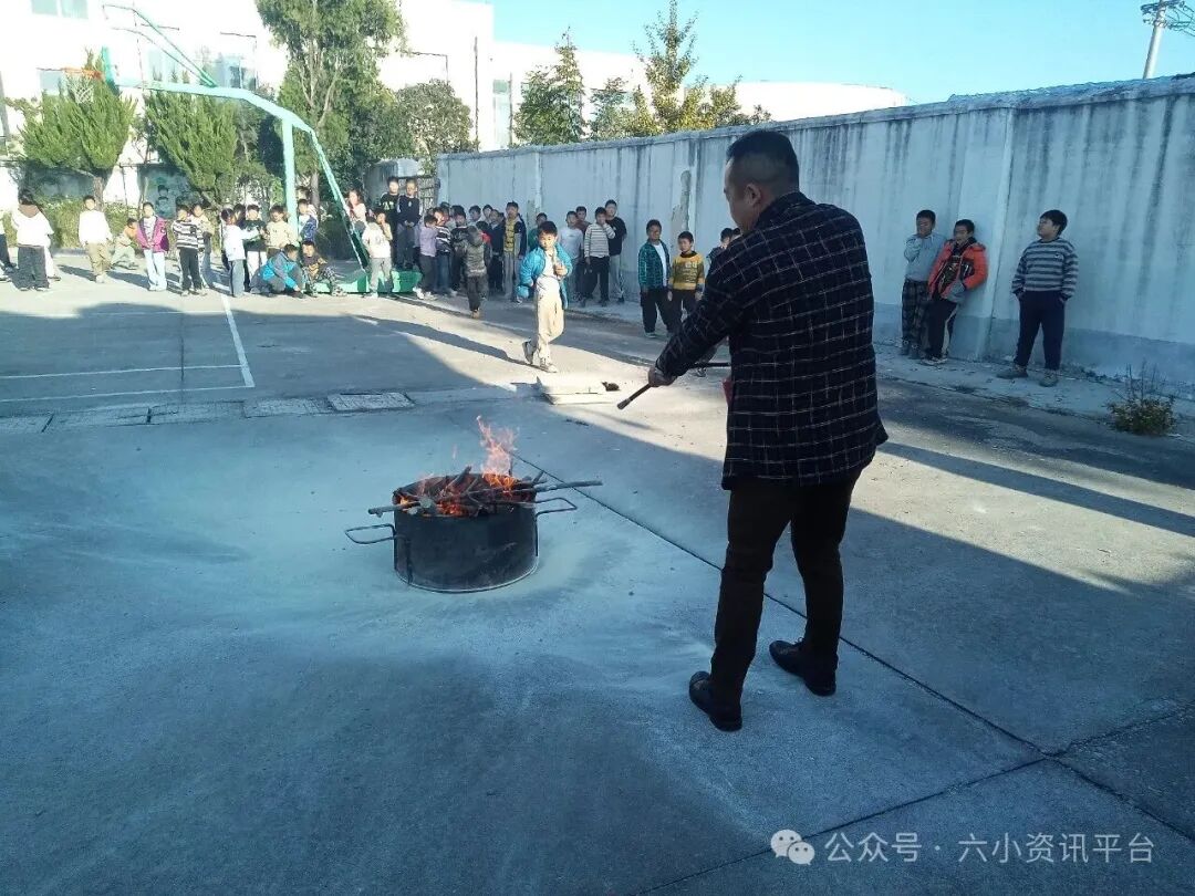 多方聯動,共保安全-------六套中心小學開展校車消防培訓與疏散演練 微信圖片_20251105171159_94_119.jpg