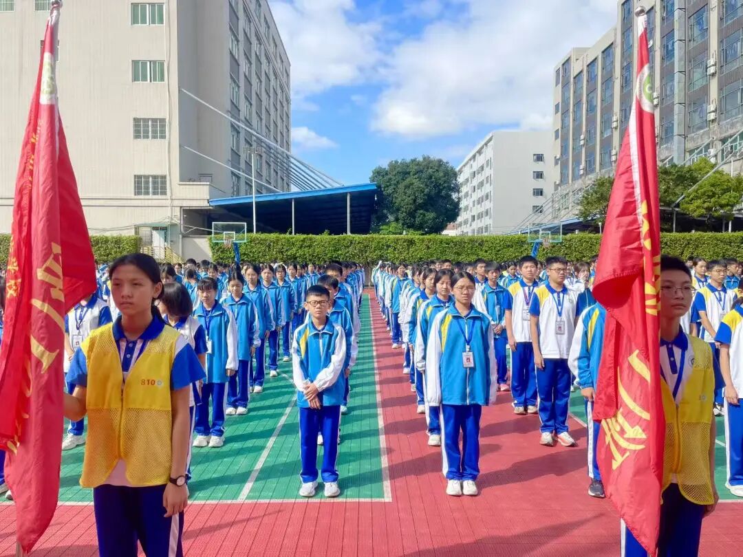 校車緊急疏散演練,為學子安全 “保駕護航” 校車緊急疏散演練,為學子安全 “保駕護航”