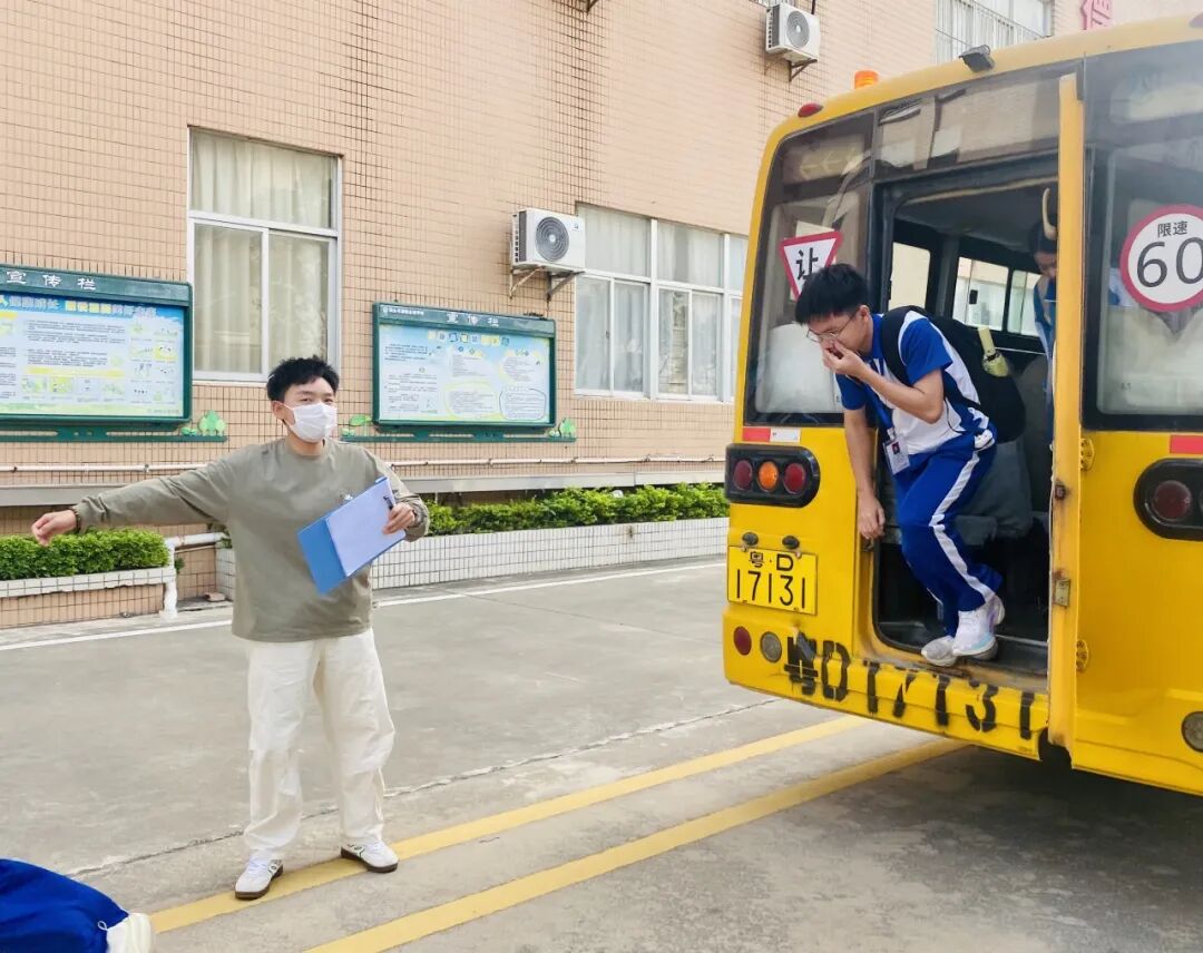 校車緊急疏散演練,為學子安全 “保駕護航” 校車緊急疏散演練,為學子安全 “保駕護航”