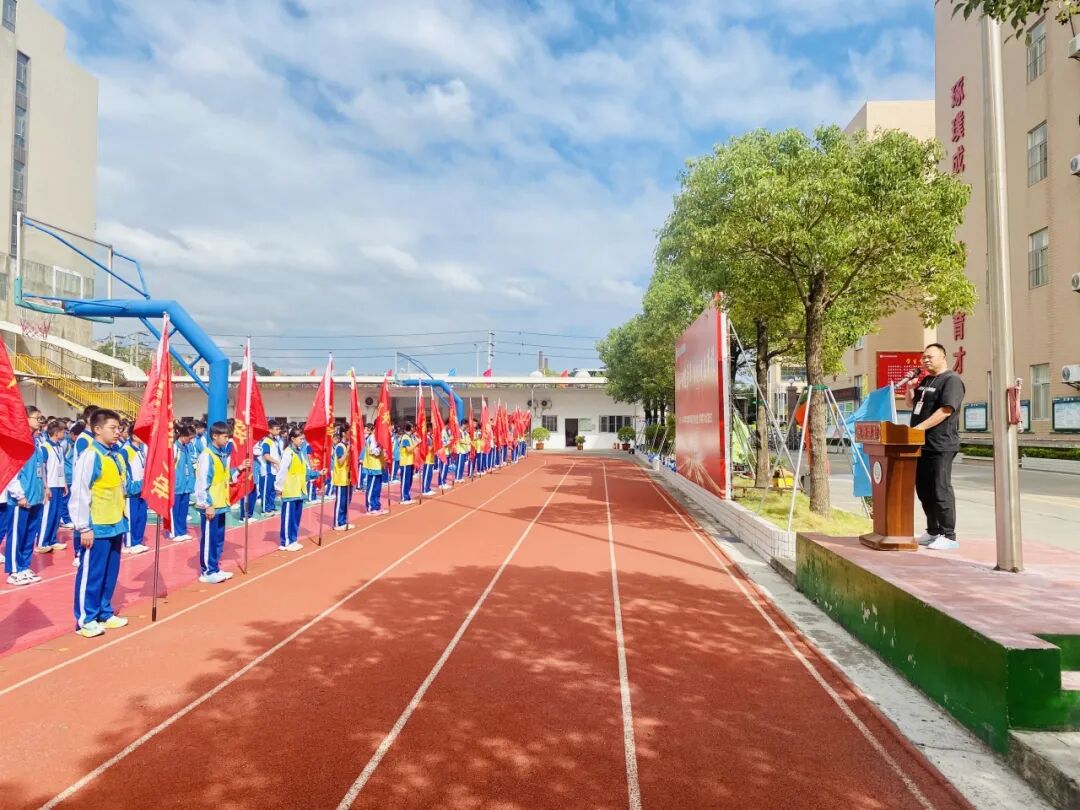 校車緊急疏散演練,為學子安全 “保駕護航” 校車緊急疏散演練,為學子安全 “保駕護航”