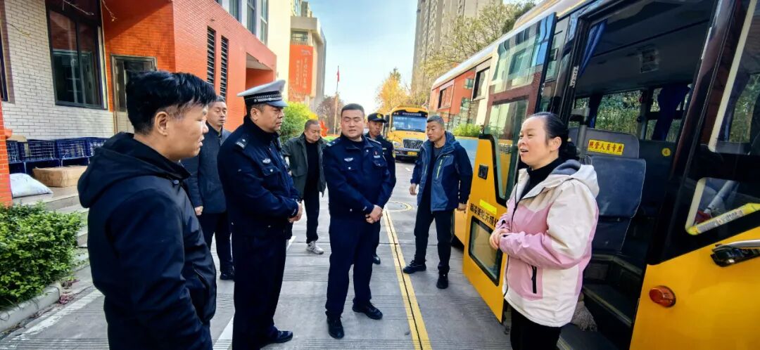 楊陵交警聯合楊陵區教育局、交通局對全區校車開展安全檢查 楊陵交警聯合楊陵區教育局、交通局對全區校車開展安全檢查