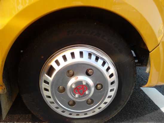 不同型號的校車配置不同規(guī)格的真空胎/ 長安校車輪胎