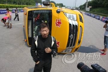 長(zhǎng)安校車(chē)上演“特技”真人側(cè)翻