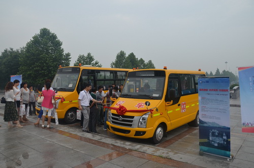 中國(guó)校車長(zhǎng)安行駛抵邢臺(tái)/ 中國(guó)校車長(zhǎng)安行駛抵邢臺(tái)