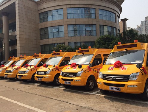 大通攜手上海煙草向江西捐贈(zèng)守護(hù)星校車/ 1