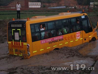 內蒙古校車被困泥水中,消防官兵助理脫困 內蒙古校車被困泥水中,消防官兵助理脫困
