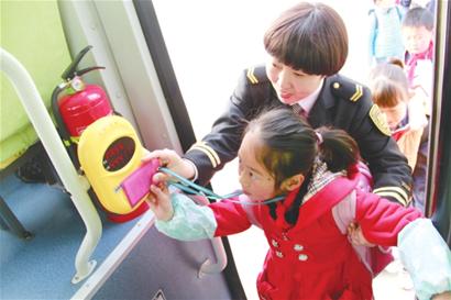 真情載道 27000余條校車路線 服務惠及十余萬學子 真情載道 27000余條校車路線 服務惠及十余萬學子