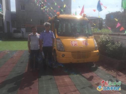 江西景德鎮(zhèn)交警魚山中隊(duì)全面排查校車通行路線及安全隱患