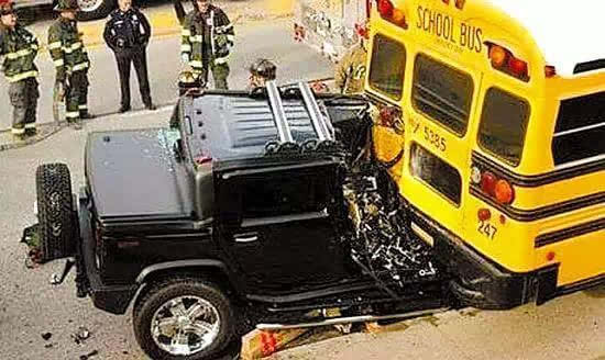 美國的“特權(quán)車”警察都得給讓路！