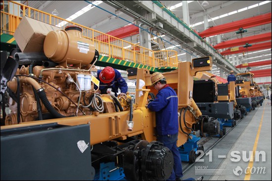 裝配線上忙碌的工人們