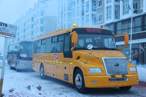 哈爾濱一村主任自費97萬買校車供孩子免費乘坐