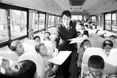 校車上的“法律講堂”