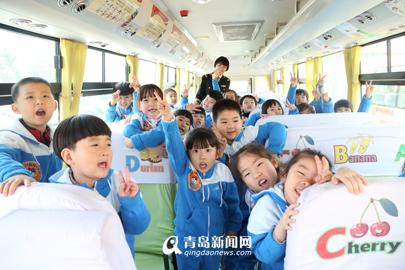 坐著校車唱著歌兒 青島千輛國學(xué)兒歌校車上路