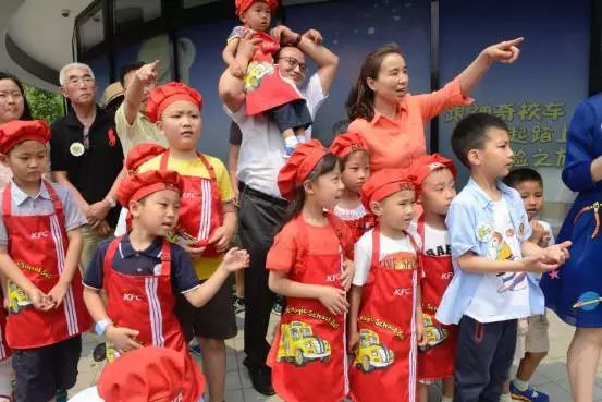 宇通“神奇校車”陪康總助力新書發布會 宇通“神奇校車”陪康總助力新書發布會