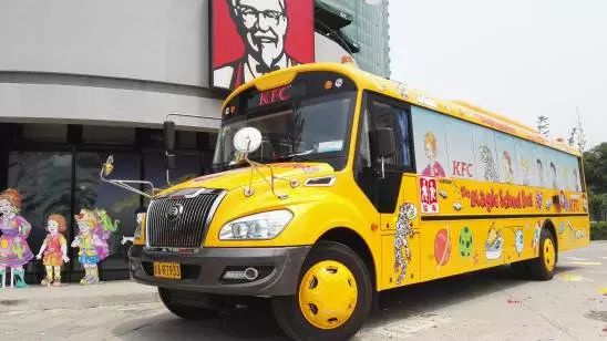 宇通“神奇校車”陪康總助力新書發布會 宇通“神奇校車”陪康總助力新書發布會