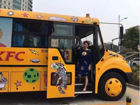 宇通“神奇校車”陪康總助力新書發布會 宇通“神奇校車”陪康總助力新書發布會