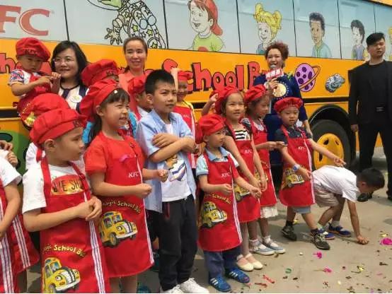 宇通“神奇校車”陪康總助力新書發布會 宇通“神奇校車”陪康總助力新書發布會