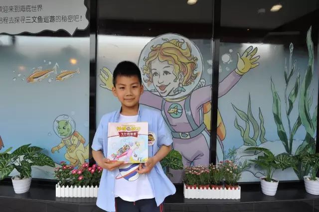 宇通“神奇校車”陪康總助力新書發布會 宇通“神奇校車”陪康總助力新書發布會