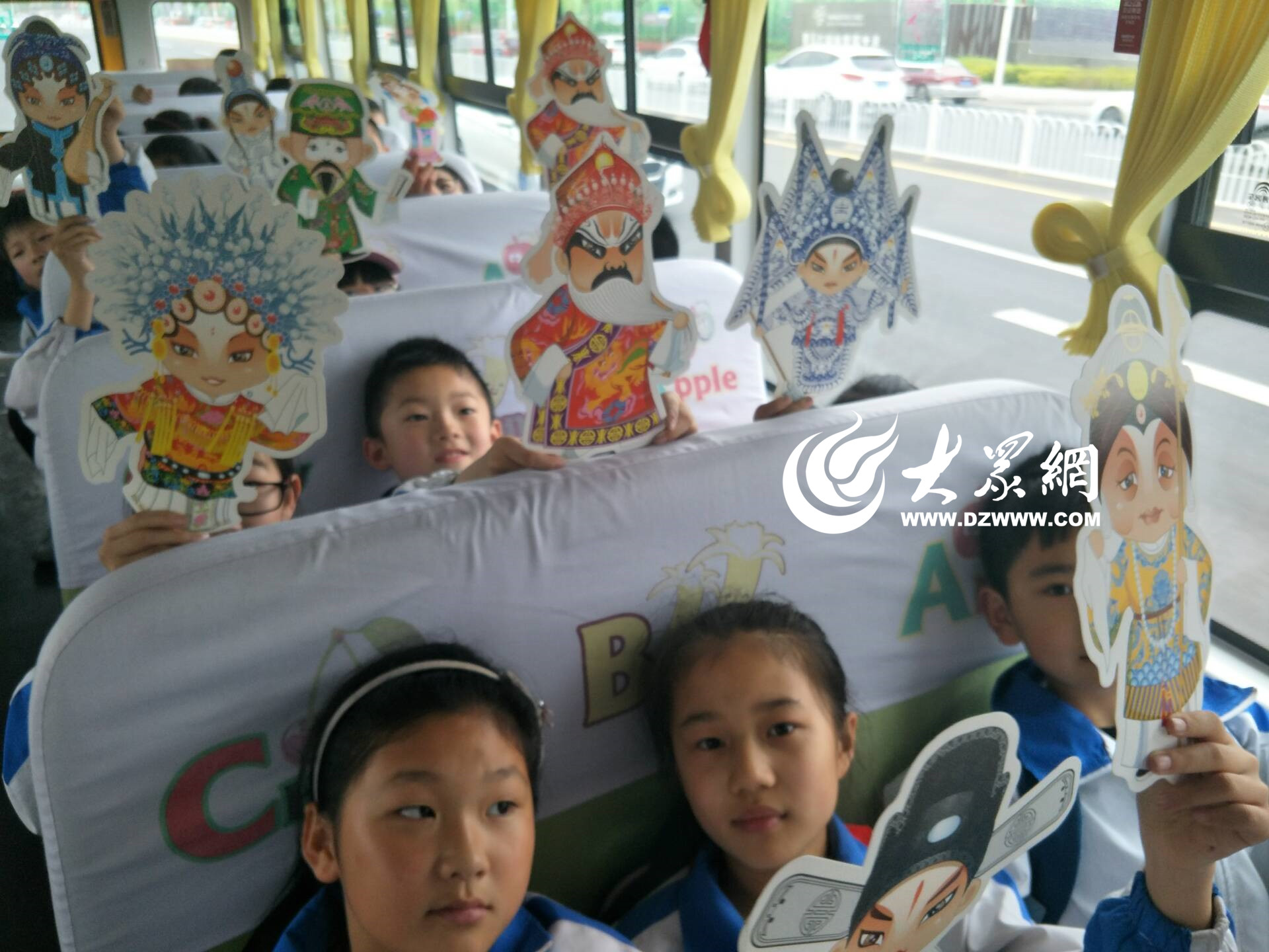 交運(yùn)西海岸溫馨校車開展“京劇文化進(jìn)校車”主題教育活動 交運(yùn)西海岸溫馨校車開展“京劇文化進(jìn)校車”主題教育活動