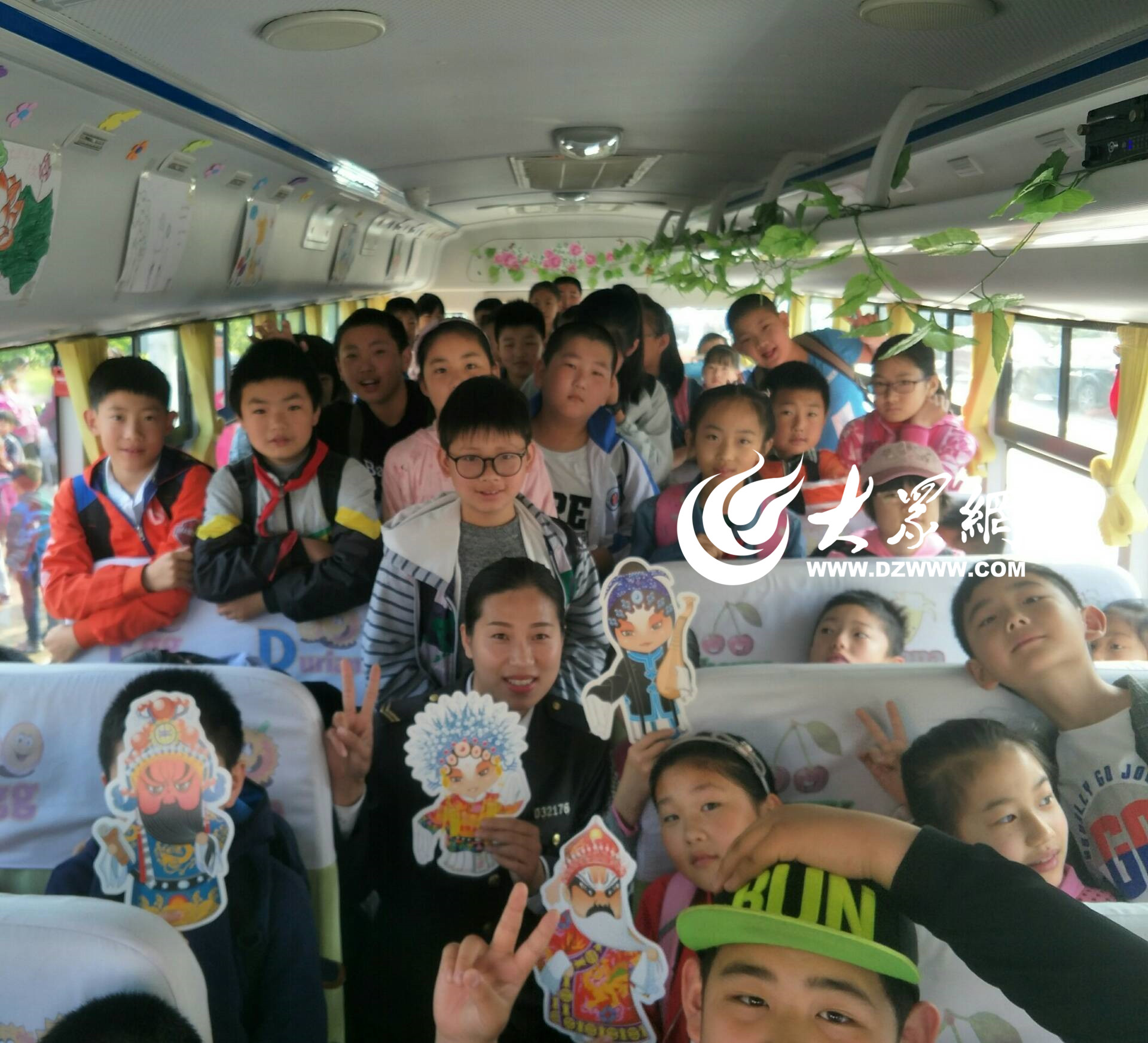 交運(yùn)西海岸溫馨校車開展“京劇文化進(jìn)校車”主題教育活動 點(diǎn)擊瀏覽下一張