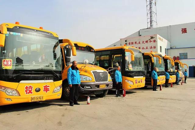 ＠嘉峪關(guān)家長(zhǎng)，新學(xué)期，校車開車?yán)玻∥覀冇挚梢宰＼嚾ド舷聦W(xué)嘍！