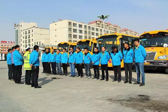 ＠嘉峪關(guān)家長(zhǎng)，新學(xué)期，校車開車?yán)玻∥覀冇挚梢宰＼嚾ド舷聦W(xué)嘍！