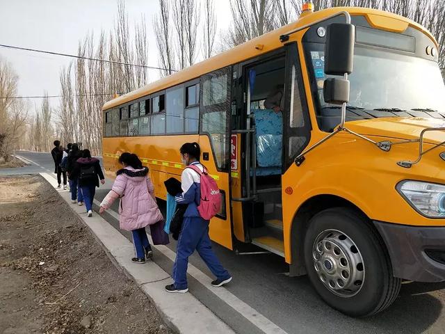 ＠嘉峪關(guān)家長(zhǎng)，新學(xué)期，校車開車?yán)玻∥覀冇挚梢宰＼嚾ド舷聦W(xué)嘍！