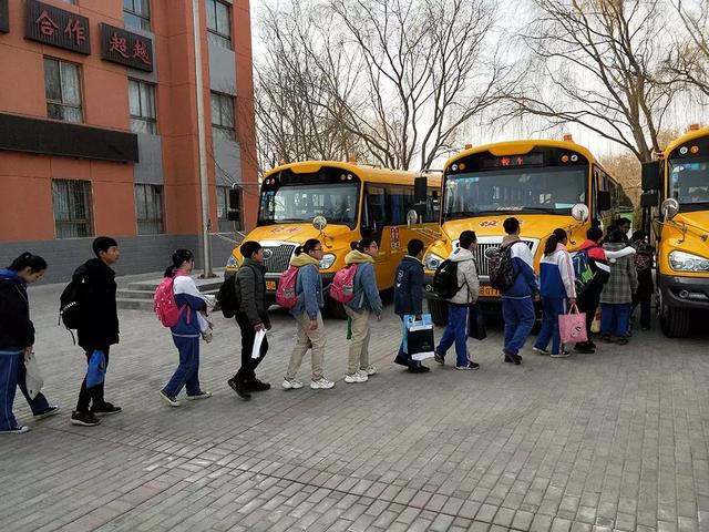 ＠嘉峪關(guān)家長(zhǎng)，新學(xué)期，校車開車?yán)玻∥覀冇挚梢宰＼嚾ド舷聦W(xué)嘍！