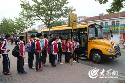 城陽7000名學生上下學方便多了 66輛校車上崗 城陽7000名學生上下學方便多了 66輛校車上崗