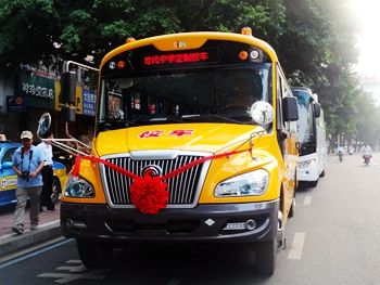 萊西市“紅色經典主題校車”上路 萊西市“紅色經典主題校車”上路