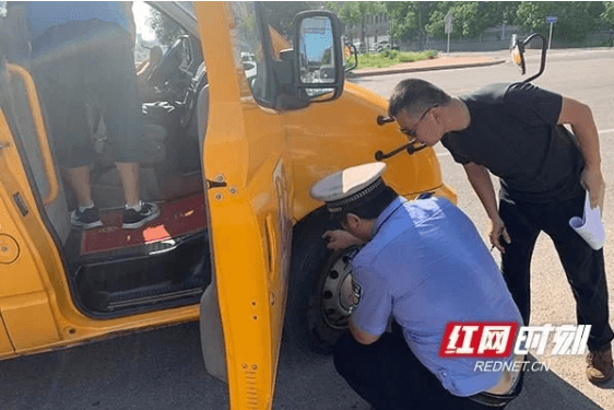 又一校車違規(guī)被查！校車駕駛員抽煙、駕車打電話