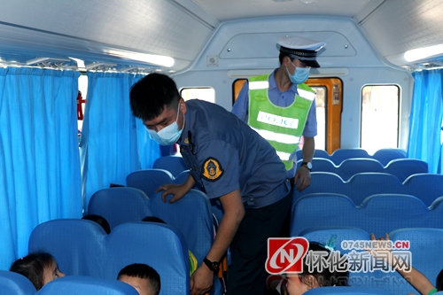 檢查學生是否系好安全帶。