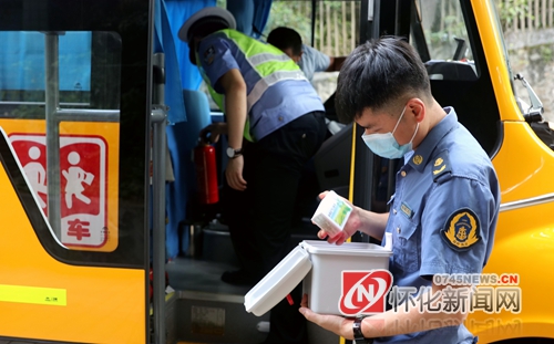 檢查消防器材和急救箱。