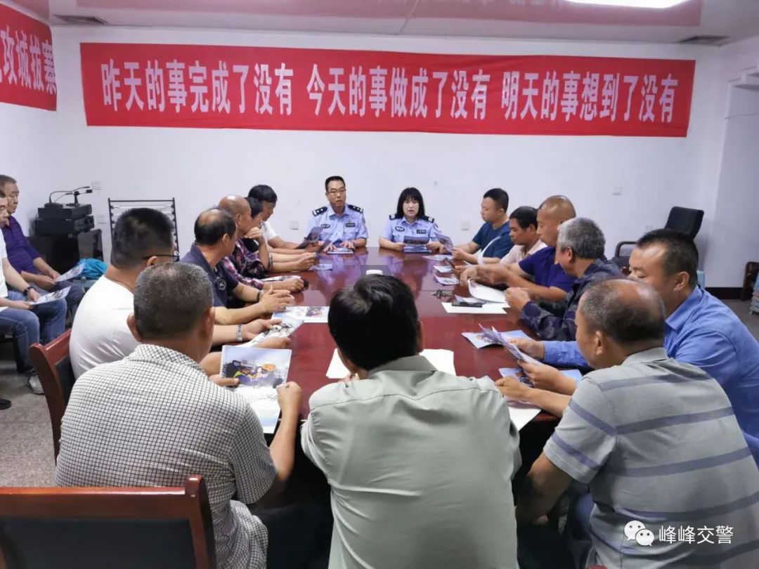 風雨無阻—邯鄲交巡峰峰大隊開學前為校車集中“體檢”確保學生乘車安全 風雨無阻—邯鄲交巡峰峰大隊開學前為校車集中“體檢”確保學生乘車安全