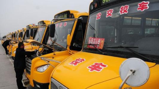 風雨無阻—邯鄲交巡峰峰大隊開學前為校車集中“體檢”確保學生乘車安全 風雨無阻—邯鄲交巡峰峰大隊開學前為校車集中“體檢”確保學生乘車安全