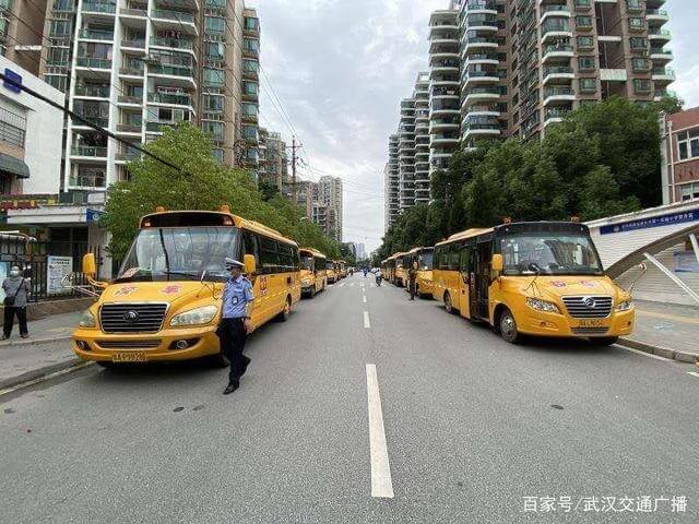 開(kāi)學(xué)臨近 武漢江漢交警對(duì)校車(chē)進(jìn)行“體檢” 開(kāi)學(xué)臨近 武漢江漢交警對(duì)校車(chē)進(jìn)行“體檢”