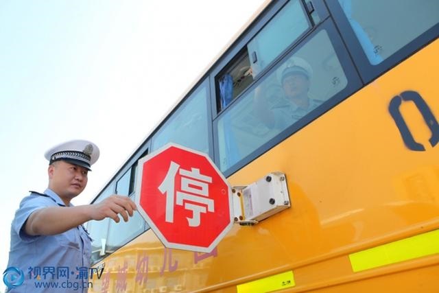 重慶永川:交巡警安檢校車 確保“無病上崗” 重慶永川:交巡警安檢校車 確保“無病上崗”