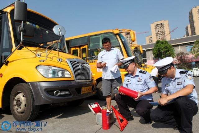 重慶永川:交巡警安檢校車 確保“無病上崗” 重慶永川:交巡警安檢校車 確保“無病上崗”