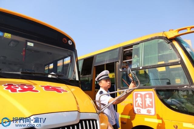 重慶永川:交巡警安檢校車 確保“無病上崗” 重慶永川:交巡警安檢校車 確保“無病上崗”