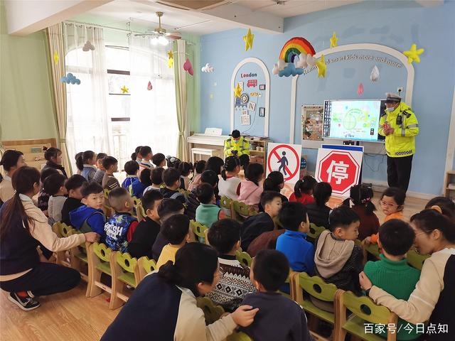 山東滕州:交警開(kāi)展“拒絕乘坐黑校車”交通安全宣傳活動(dòng) 山東滕州:交警開(kāi)展“拒絕乘坐黑校車”交通安全宣傳活動(dòng)