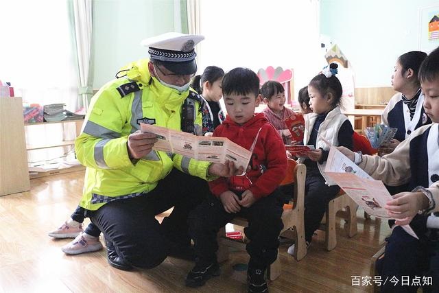 山東滕州:交警開(kāi)展“拒絕乘坐黑校車”交通安全宣傳活動(dòng) 山東滕州:交警開(kāi)展“拒絕乘坐黑校車”交通安全宣傳活動(dòng)