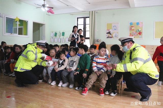 山東滕州:交警開(kāi)展“拒絕乘坐黑校車”交通安全宣傳活動(dòng) 山東滕州:交警開(kāi)展“拒絕乘坐黑校車”交通安全宣傳活動(dòng)