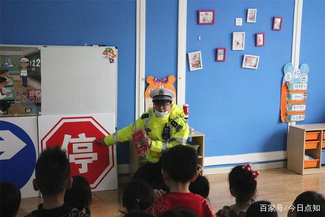 山東滕州:交警開(kāi)展“拒絕乘坐黑校車”交通安全宣傳活動(dòng) 山東滕州:交警開(kāi)展“拒絕乘坐黑校車”交通安全宣傳活動(dòng)