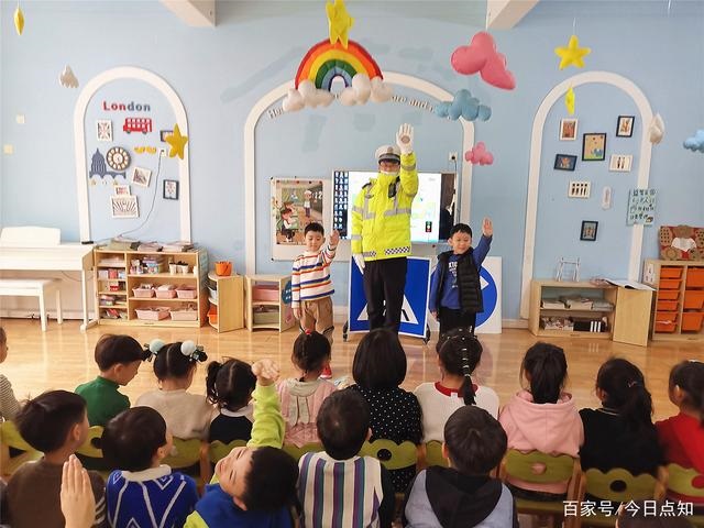 山東滕州:交警開(kāi)展“拒絕乘坐黑校車”交通安全宣傳活動(dòng) 山東滕州:交警開(kāi)展“拒絕乘坐黑校車”交通安全宣傳活動(dòng)