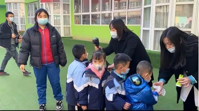 長武交警聯(lián)合縣教育局組織開展校車安全應(yīng)急處置演練