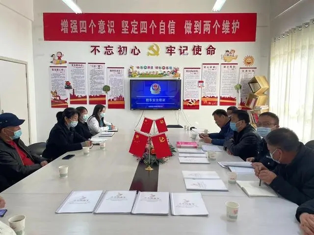 長武交警聯(lián)合縣教育局組織開展校車安全應(yīng)急處置演練